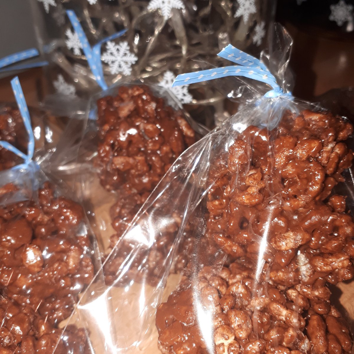 MuffinsTea's tweet photo. @MuffinsTea #reindeerpoop #ricecrispies #chocolate #goldensyrup #marshmallow #ChristmasIsComing https://t.co/BfjVP95tI6