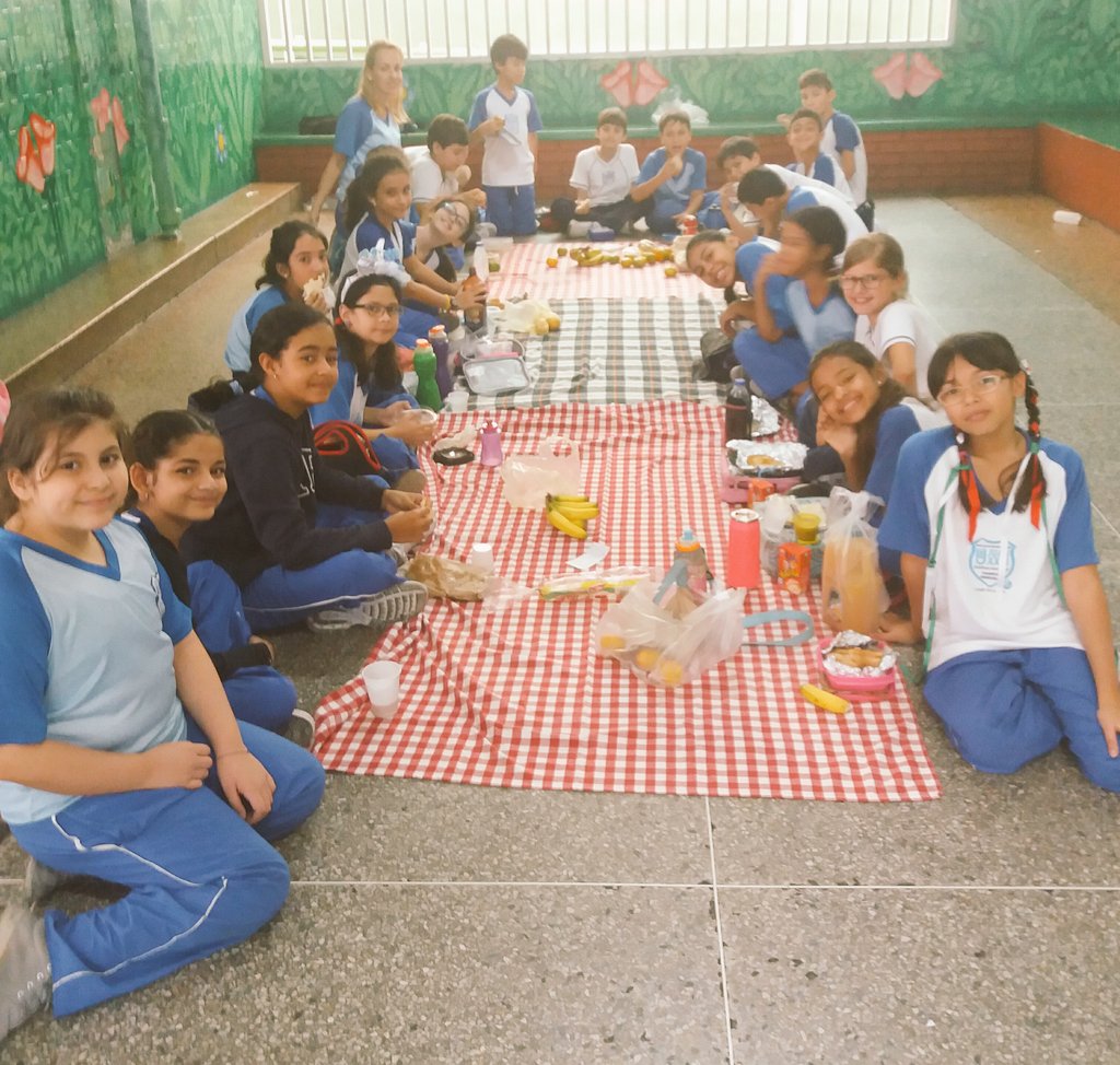 sedejuanito's tweet photo. Celebrando el día de la alimentación (18 de noviembre) en el @colegiojuan23 con pícnic y platos nutritivos hechos con material reciclable https://t.co/OlVBXPfNdC