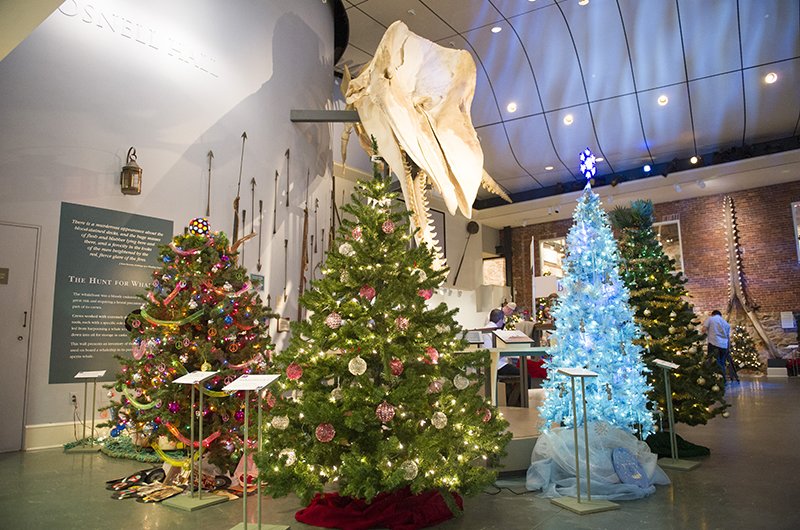 RobertsCollectn's tweet photo. When it comes to holly and jolly, the North Pole has nothing on #Nantucket! The spirit meter is starting to soar for the #ACK Festivals of Wreaths and Trees: https://t.co/Q4LwUZrSbV https://t.co/T42nwGsp9l