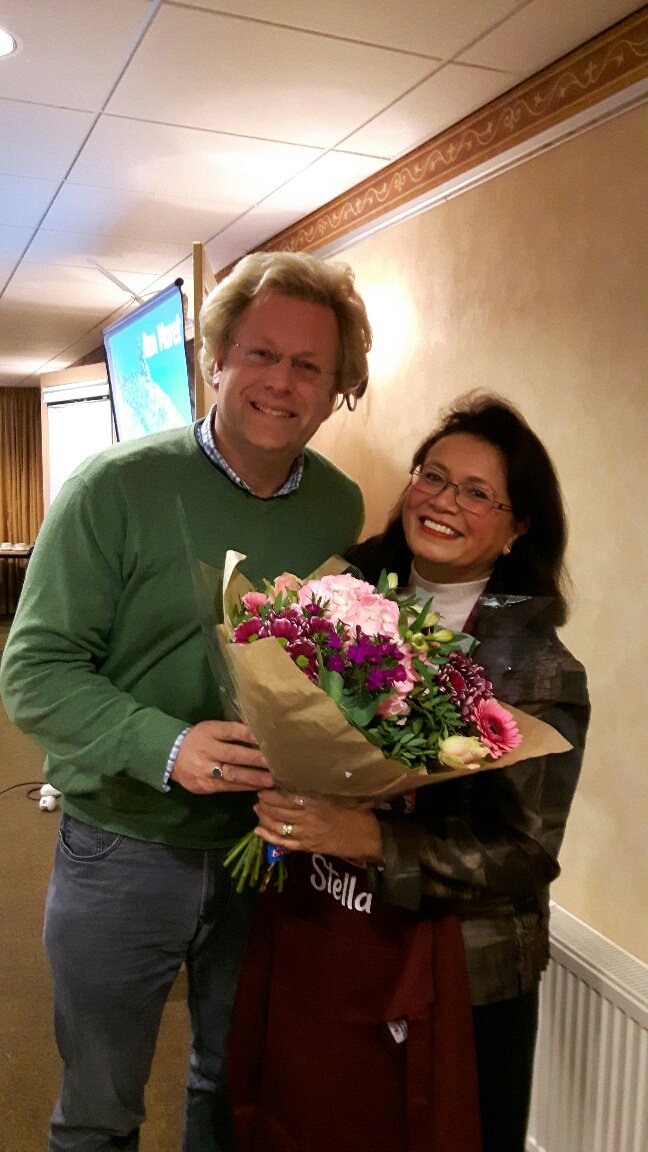 VVD fractievz. Cees Roem dankt Stella Schrijver vertrekkend voorzitter van de Dorpsraad Bergen aan Zee voor de plezierige samenwerking! #fpub #bergenaanzee @gemeentebergen <a href="/BergenaanZee/">Bergen aan Zee</a>