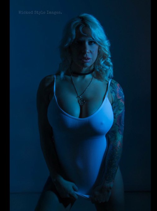 In love with this picture taken by #wickedstyleimages.  Lighting is so sick 🖤🖤 #wickedgirl https://t<a href="/tag/wickedstyleimages"class="tags">#wickedstyleimages</a><a href="/tag/wickedgirl"class="tags"><span>#wickedgirl</span></a>