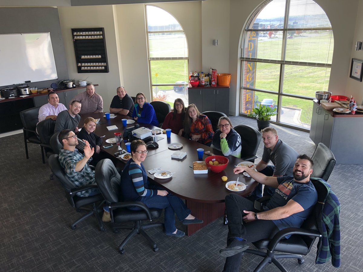 orioncareers's tweet photo. #Thanksgiving lunch at our Cincinnati office! Looks delicious! #FeelingThankful #WorkThanksgiving #Enjoy #BestTeam https://t.co/NFj853IRcA