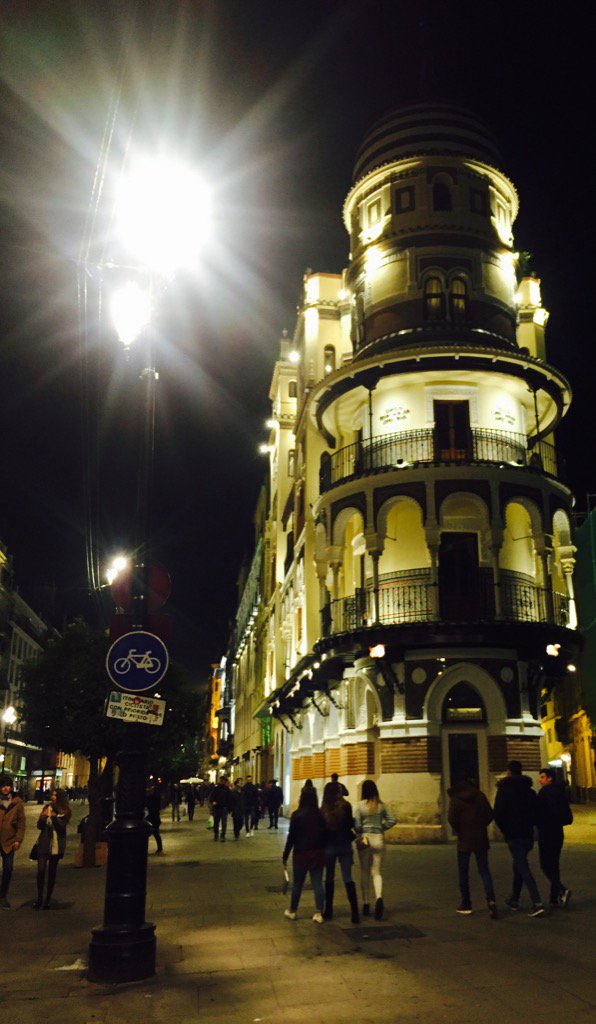 PilukiMarGon's tweet photo. Pocos edificios en #Sevilla me gustan más que este... #Filella https://t.co/dOjG2WeLoW