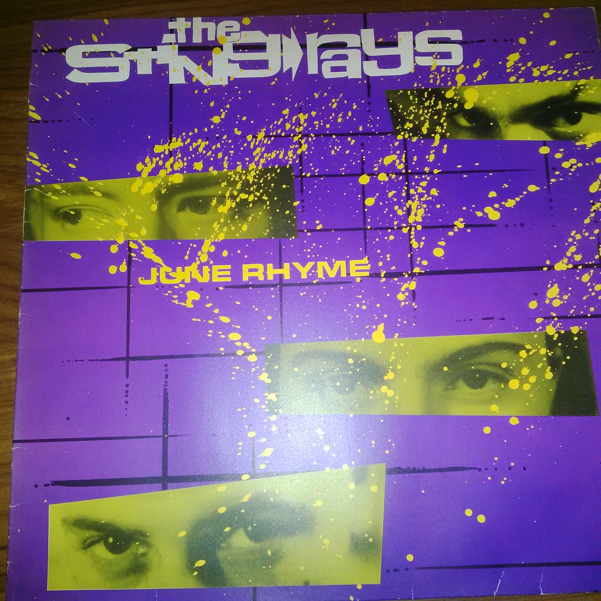 DimitriHLT's tweet photo. #MesVinyles 2 : Sting Rays (45 EP)-(Ça parle encore à quelqu'un EP ?). Wedding Ring : https://t.co/LTNfrmT9u7 Militant Tendency : https://t.co/rYP3c3VNFC #TheStingRays https://t.co/W9ejMv6cHt