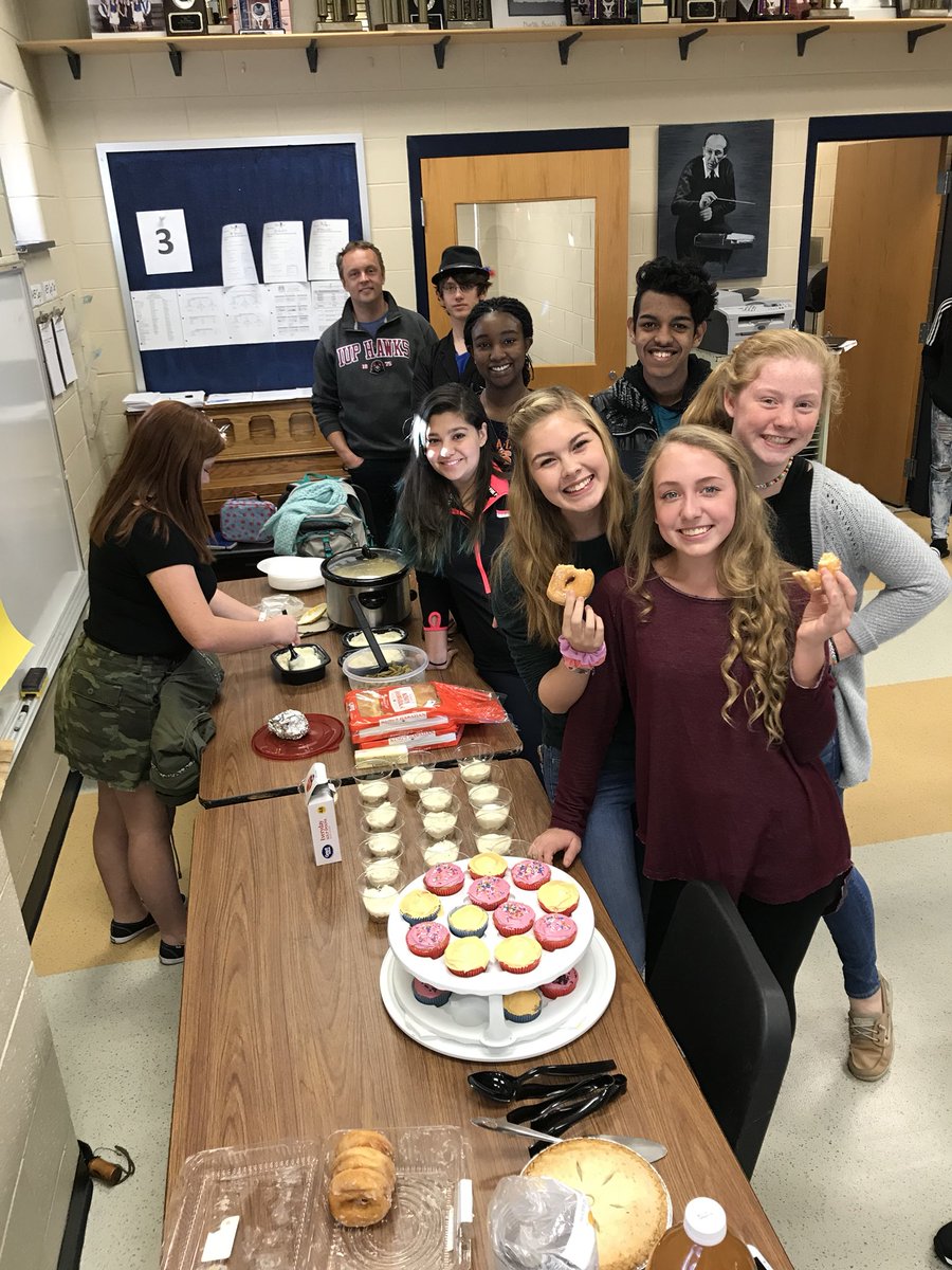 LafayetteChorus's tweet photo. Advanced choir had their Fall Party today. We had so much fun!! https://t.co/lSSxCH53G9