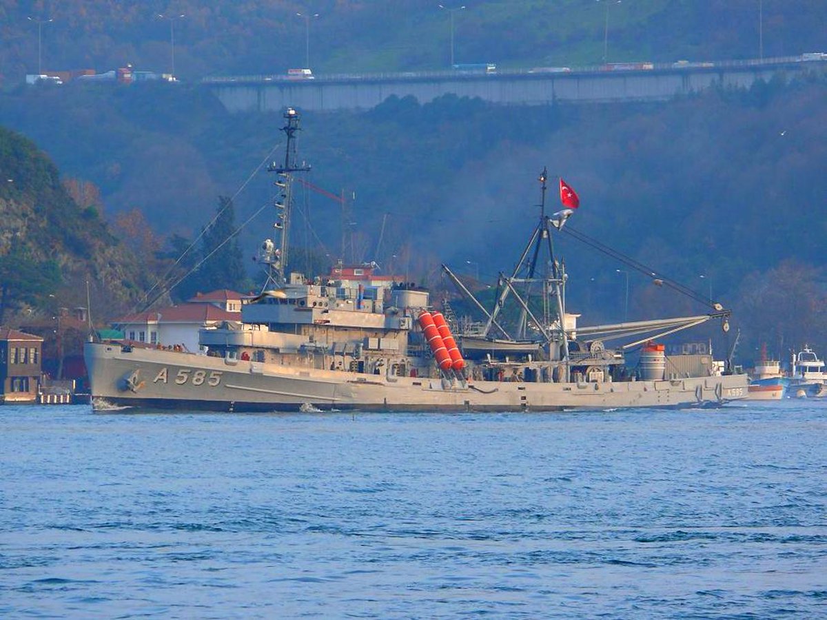 CavasShips's tweet photo. #Turkey decommissions #submarine rescue ship #AKIN, the former USS #GREENLET ASR10 first commissioned in 1943. Moore Shipbuilding in Oakland CA built some incredibly tough ships. (B&amp;W shows her in 1950) https://t.co/HqLeEO2aEU https://t.co/2yursPlTBF