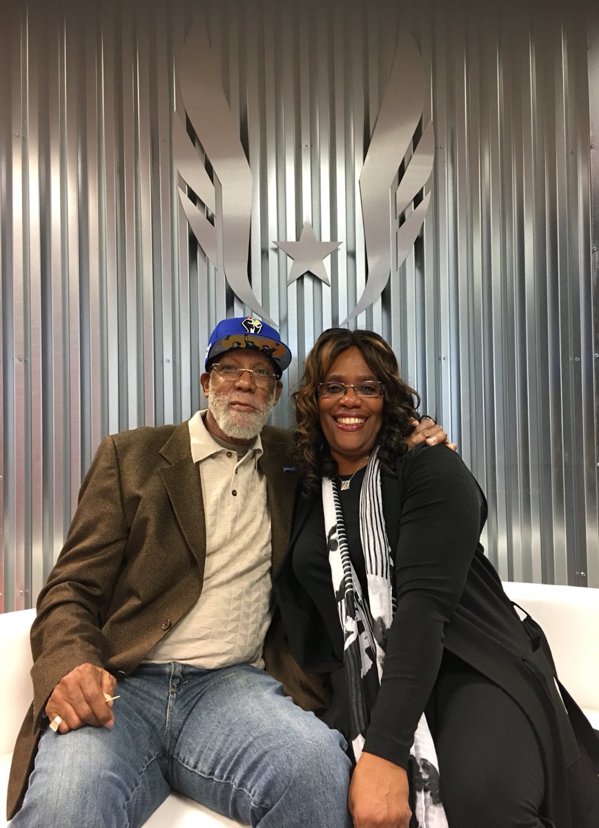 sbark1984's tweet photo. Guess who came by the National office today? Yes the one and only the #great and #legend @drjohncarlos1968 #USATFALUMNI #TEAMUSATF John W. Carlos https://t.co/kS64gODWSG