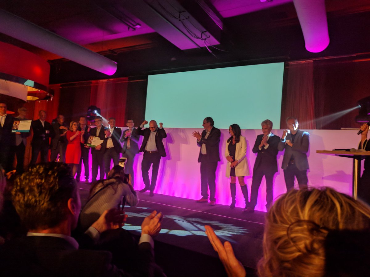 Eijsink's tweet photo. En de winnaar van de #TwentseZakenverkiezing 2017 is… *tromgeroffel* Eijsink! Jaaaaaa, woohoo!!! We mogen ons de #BesteTwentseOndernemer noemen, zo ongelofelijk gaaf! Heel veel dank voor al jullie support en warme berichten, ons jaar kan niet meer stuk! https://t.co/lDssfebzZA