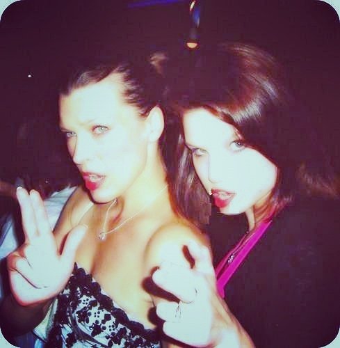 elissgrand's tweet photo. #millajovovich and #i in #burbank #night #MiraCLE https://t.co/xcAEfx15Hp