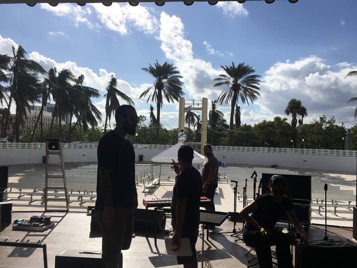 kickagency's tweet photo. In esclusiva assoluta per voi! RT tutti! Alla fine a Miami ci siamo arrivati davvero e l'emozione si sente. Saranno le palme.🌴😎🌴
#hitweekfestival #EM105 #ErmalMeta #ermal #ermalmetabestitalianact https://t.co/hh2OIZkZbR