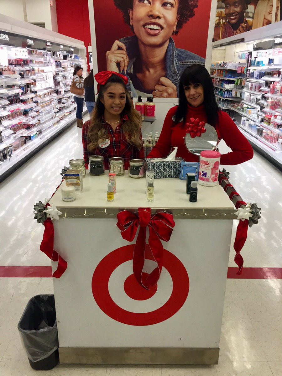 Creating a memorable beauty experience with our guests at T0313. <a href="/angel_yanke/">Angel</a> @tracyacurry1 <a href="/LauraYesitis/">laura yesitis</a>