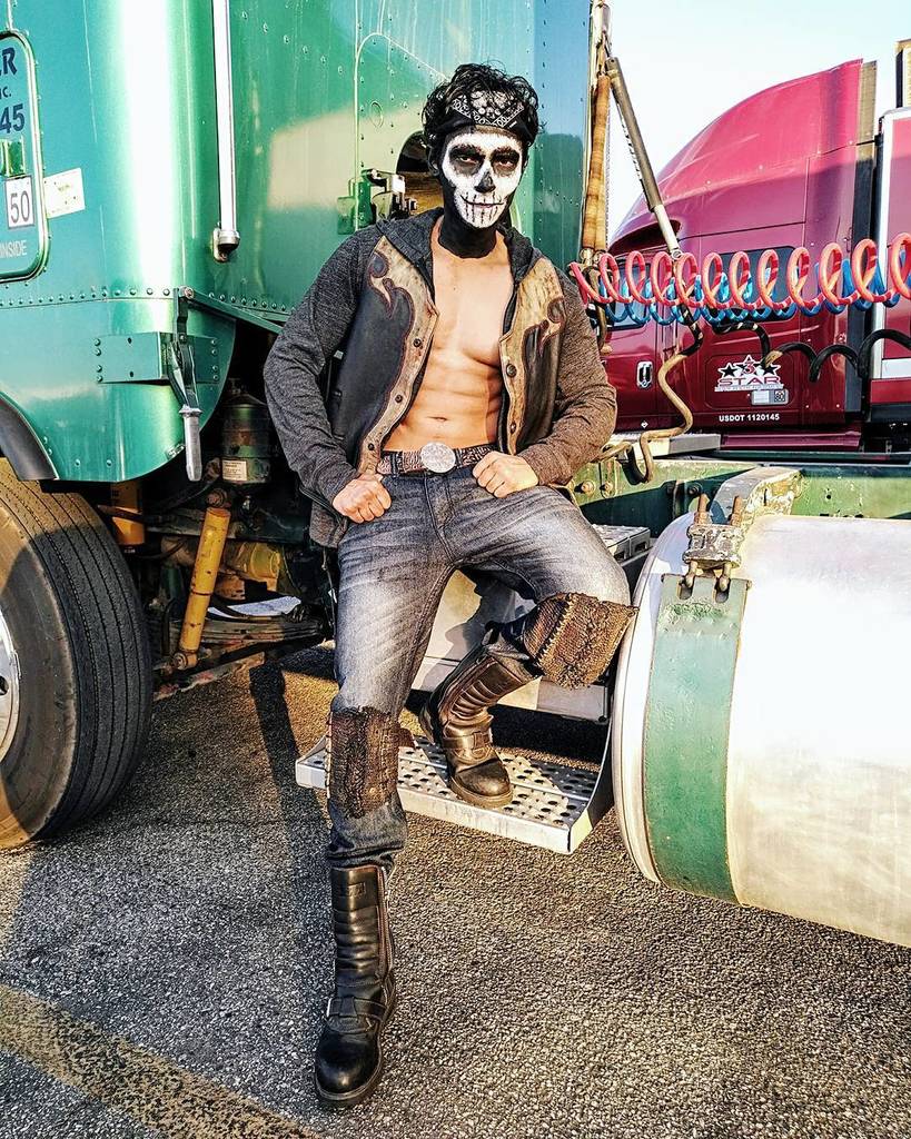 kingpriyom's tweet photo. #actorslife #stillhalloween #fitnessfriday #flexfriday Happy Friday folks! Halloween ain't over for me yet! ;) .
.
.
.
#actor #model #facemakeup #spookyscaryskeletons #thuglife #thecrow #sting #diaslosmuertos #tgif #facepaintmakeup #swagboots #leatherjac⦠https://t.co/fdBblaaW5s https://t.co/F4q6kaPNIq
