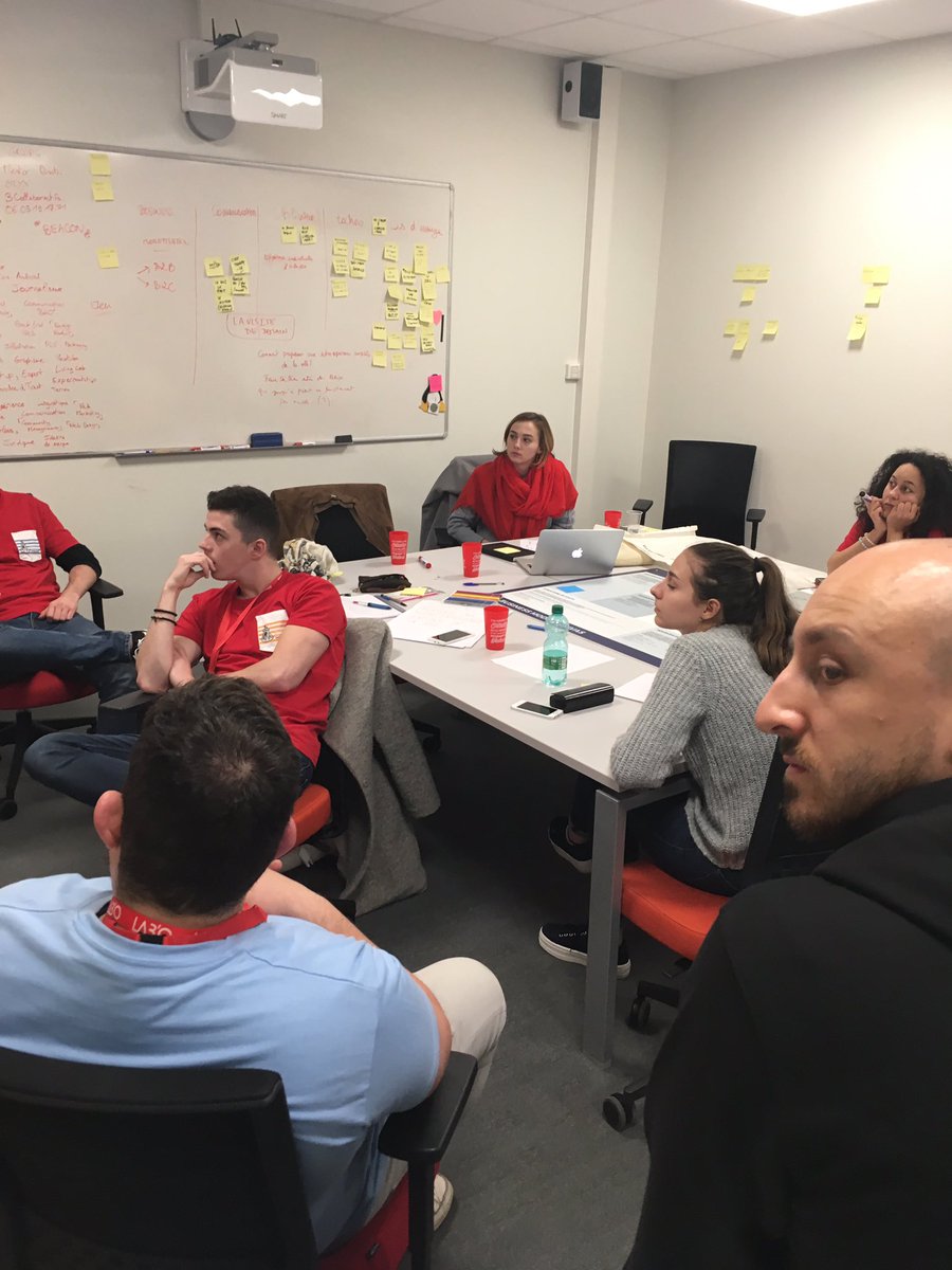 SWOrleans's tweet photo. Toutes les équipes sont au travail. On entend acteurs ,investisseurs , todo  , user stories ... #sworleans #TGSW2017 #autop #equipe https://t.co/859gCJeLYr