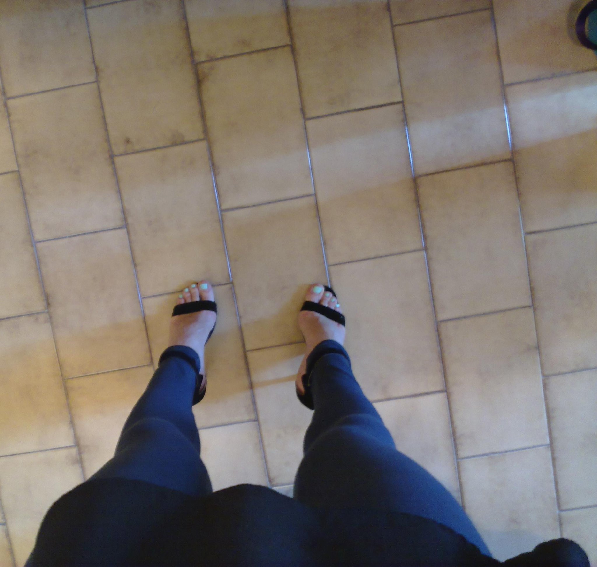 2 pic. PEEP TOE - SANDALS or STILETTO...??? #feet #shoes #peeptoe #stiletto #pumps #sandals #transvestite #trap #sissy #trav #crossdresser #transgender #trans #transexual #legs #highheels #heels #juliacool #jeggings #denim #jeans #barefeet #toenails #turqoisenails https://t.co/AMEdGZwCkb