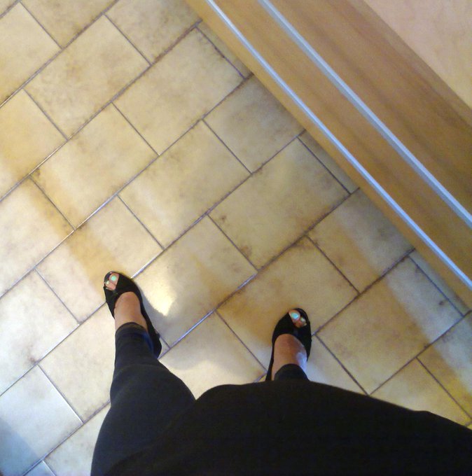 🏳️‍🌈 Julia Cool 🏳️‍⚧️ She/her - 1 pic. PEEP TOE - SANDALS or STILETTO...??? #feet #shoes #peeptoe #stiletto #pumps #sandals #transvestite #trap #sissy #trav #crossdresser #transgender #trans #transexual #legs #highheels #heels #juliacool #jeggings #denim #jeans #barefeet #toenails #turqoisenails https://t.co/AMEdGZwCkb