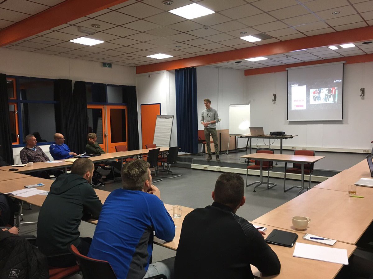 Cursisten van trainer-coach 4 <a href="/NTBopleidingen/">NTB Opleidingen</a> <a href="/wieleracademie/">Wieleracademie</a> geven een pitch over sterke competentie. Veel kennis aanwezig &amp; wordt gedeeld