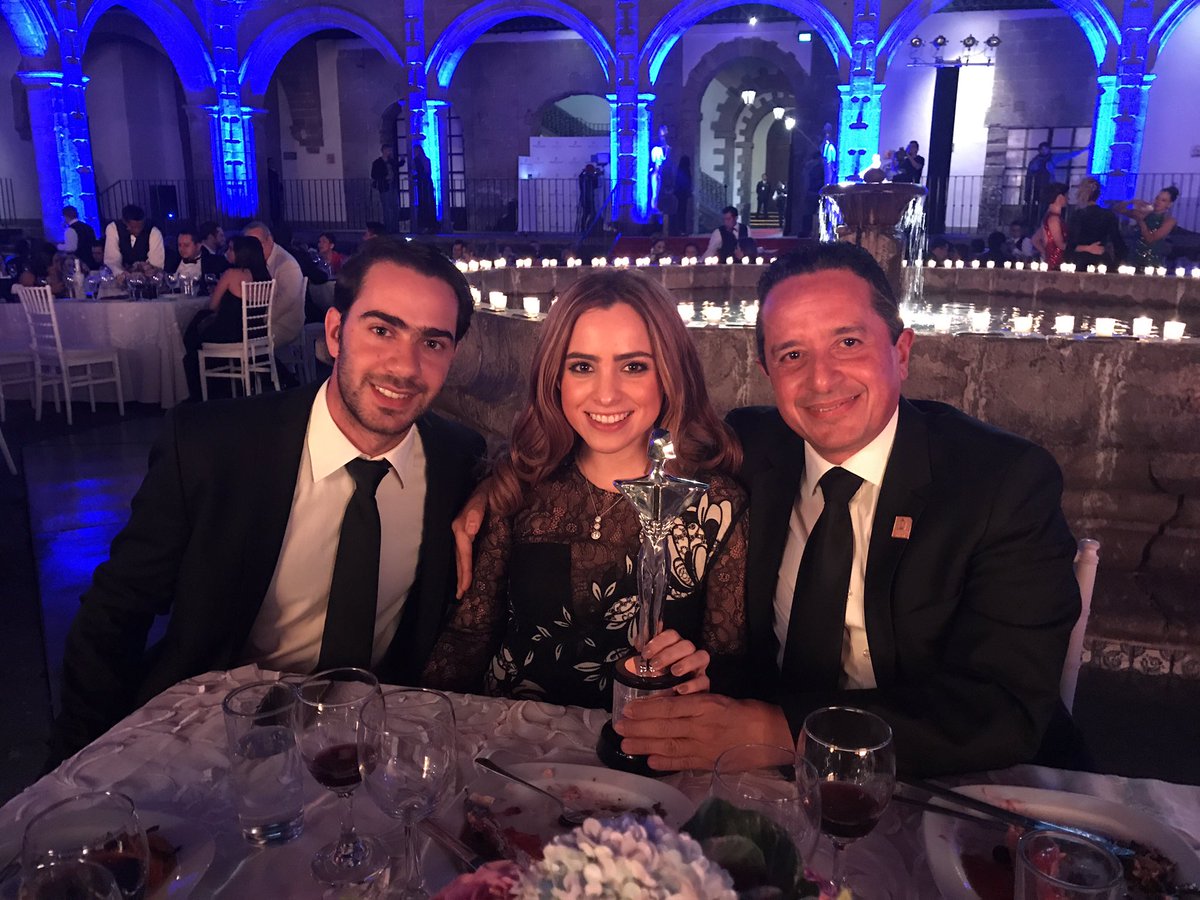 El camino es arduo, el compromiso mayor, dar tranquilidad y crecimiento a #QRoo. Nos esforzamos por alcanzarlo y ofrecer #MasOportunidades para todos. Los premios son un aliciente para esforzarse más y ser mejores. Gracias a la Revista y Grupo Valores por reconocer a #QRoo