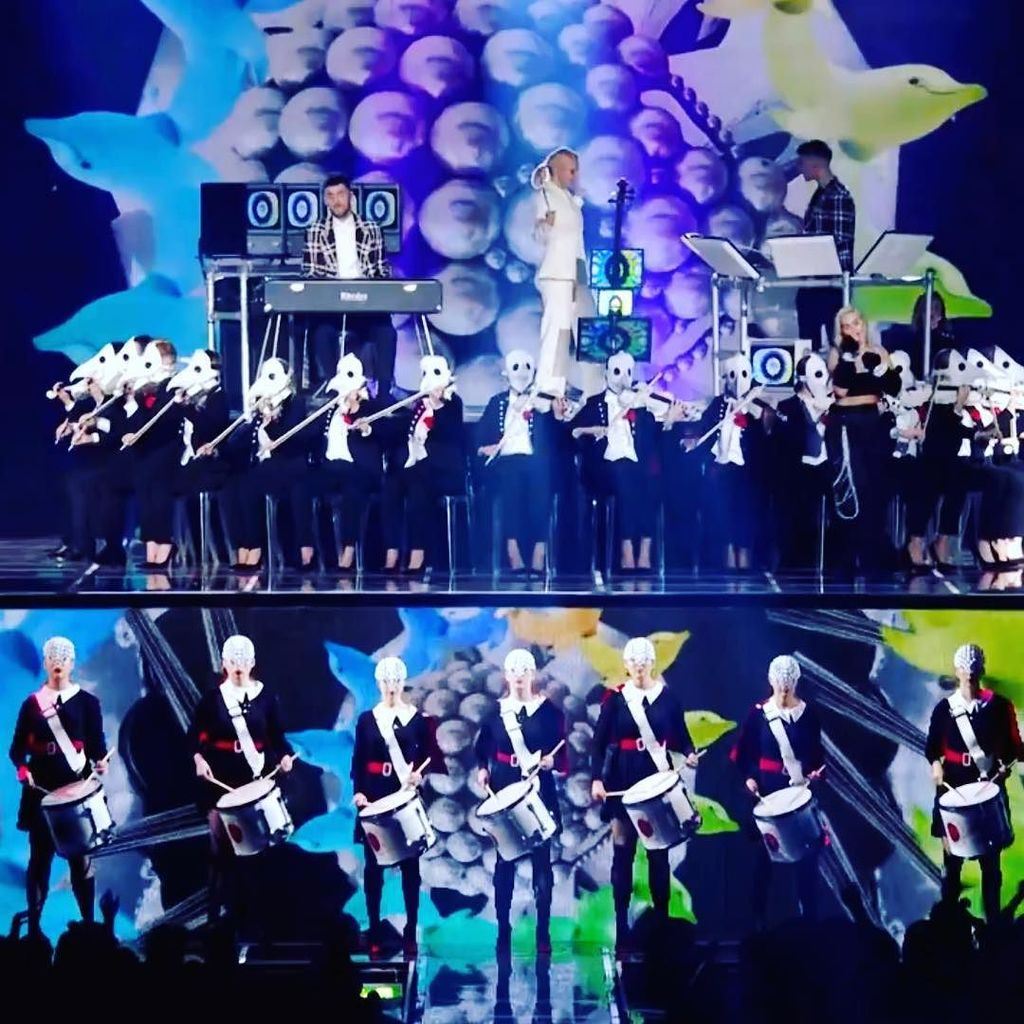 BlinkIncLA's tweet photo. Instruments made of screens, mandalas of  guitars on the screen, twisted head gear on the musicians...can only be @cleanbandit with @gribiche at the #emas - we had too much fun making this #screenvisuals #cleanbandit #setdesign #1930s #glamour #nevertoom… https://t.co/ZGZrbpM6D8 https://t.co/F36TFPNLWp