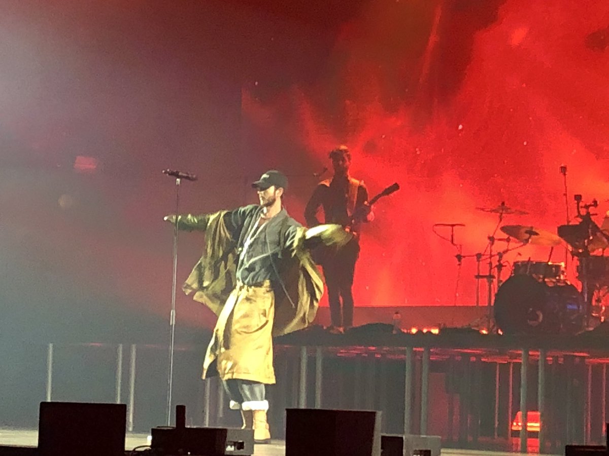 jrnsince1989's tweet photo. @oscarandthewolf wat een geweldige show! Van begin tot eind genoten van het spektakel. @AFASLive #concert #vrienden #spektakel https://t.co/FCHHWnT7OP