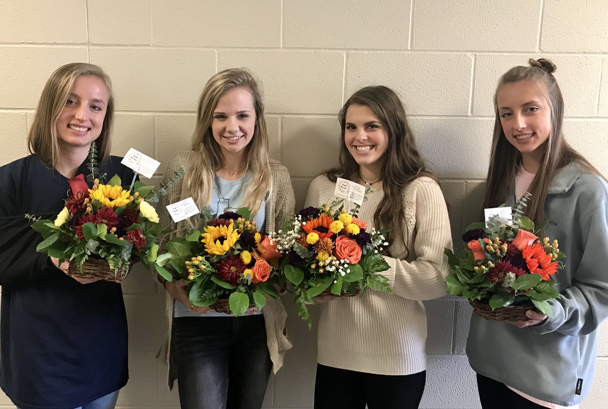 boydblooms's tweet photo. A busy week for floral students! #turkeys #cornucopias https://t.co/Rm2wILZCYw