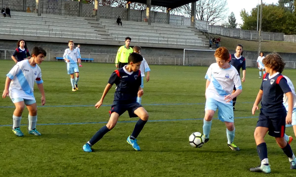 jesusbernalgome's tweet photo. Fotos 2/5 del partido de Liga Comarcal de Fútbol @Gdecaranza - @scdr_animas 17-11-2017  *  Todas las fotos en éste enlace https://t.co/hRY7eoB9ef https://t.co/gKGkyvcy4t