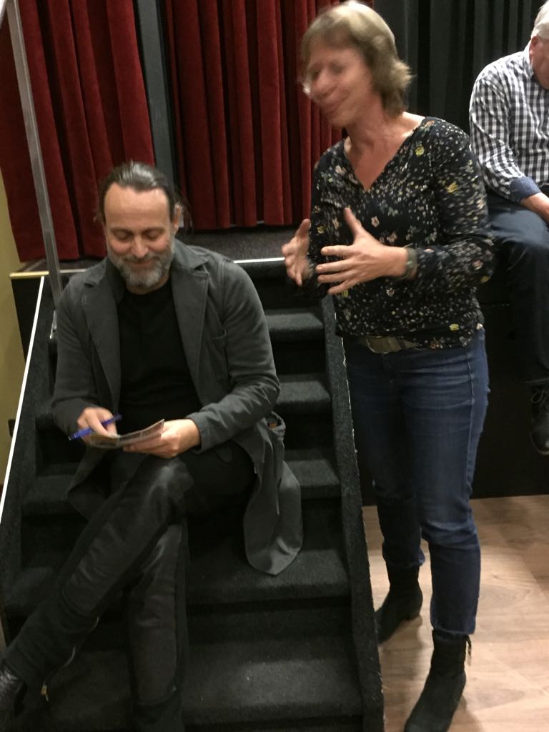 Kleinschalige zorginstellingen, minder bureaucratie en meer handen aan bed. Krachtige speerpunten van Hugo Borst. Direct mijn flyer gegeven over belang van activiteiten! @Kunstwerk2017