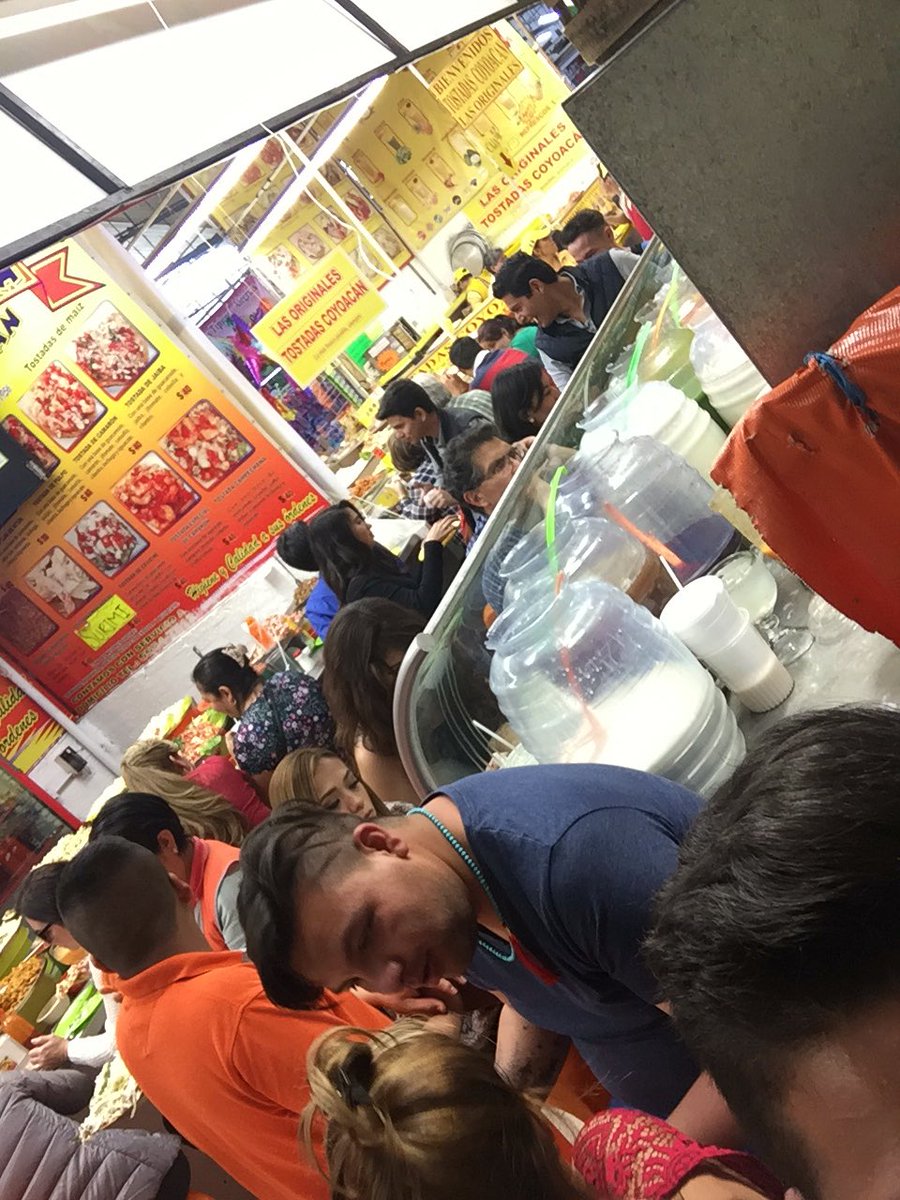 Jonathan300598's tweet photo. Comiendo #MXQmerecemos @ArmandoxMexico @RiosPiterJaguar https://t.co/8UFB5RrTBD