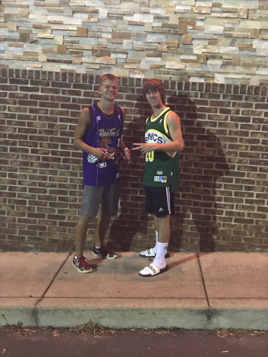 cvarner10's tweet photo. Happy bday to a brotha from anotha!! Keep it 3hunna bang 💪🏼😂 #DoubleDabs https://t.co/MmKmjOwbwX