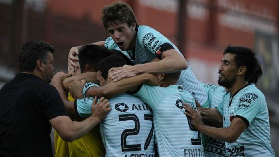 Cronica_ok's tweet photo. Colón se comió al "Bicho" en la Paternal https://t.co/dAj7yrOYd8 #AhíTenésTodo #YGratis #GolSíntesisFotos #GolazoDe2Cabezazos #LosConitosDeLaDefensaDeArgentinos #PasóLaDefensaDeReicingYLesDijoQueMarcanComoElTujes #CerrámeLa8 https://t.co/lWGd2iuAyT