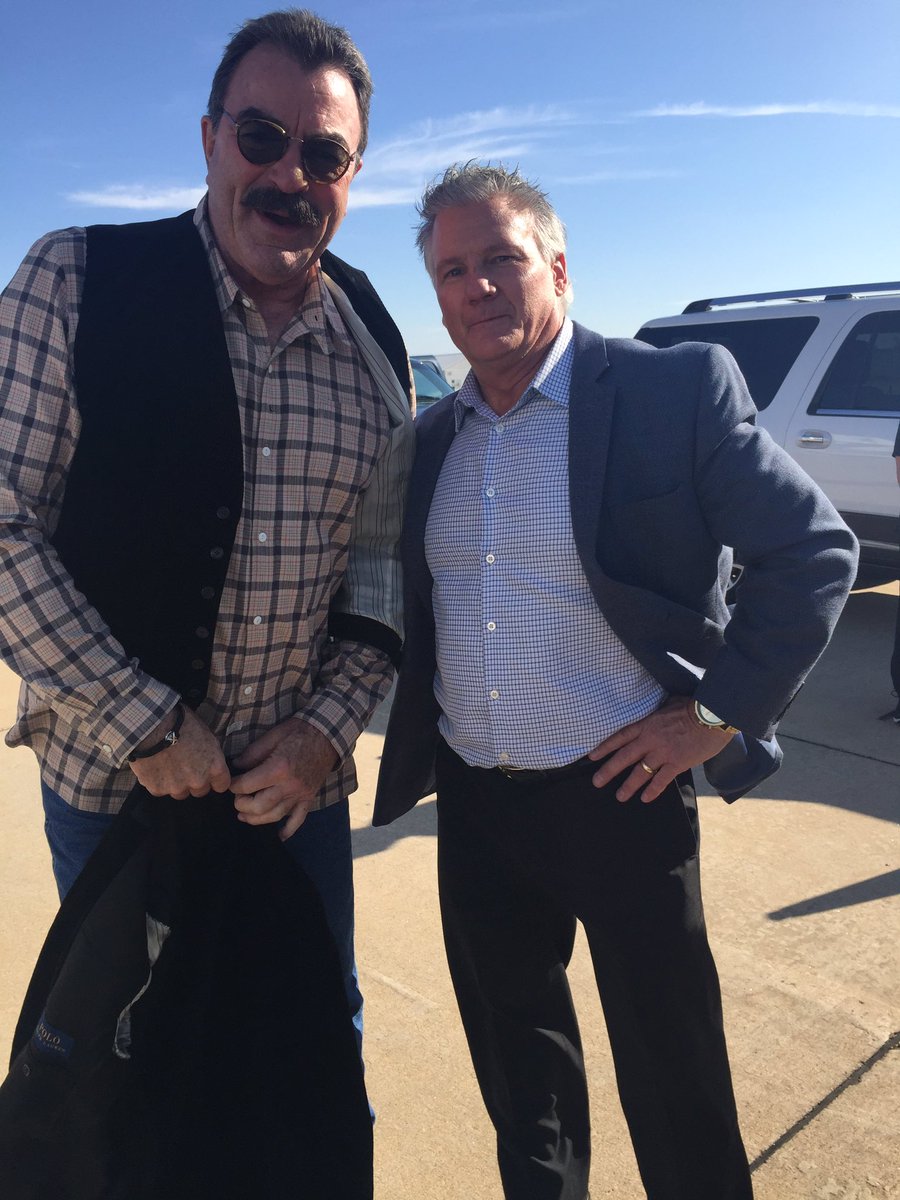 BackstageLimo_'s tweet photo. Backstage Limo, taking care of Mr. Tom Selleck a couple of days! #OKC #OKCVIPEXPERIENCE https://t.co/njKGLzQ1PF