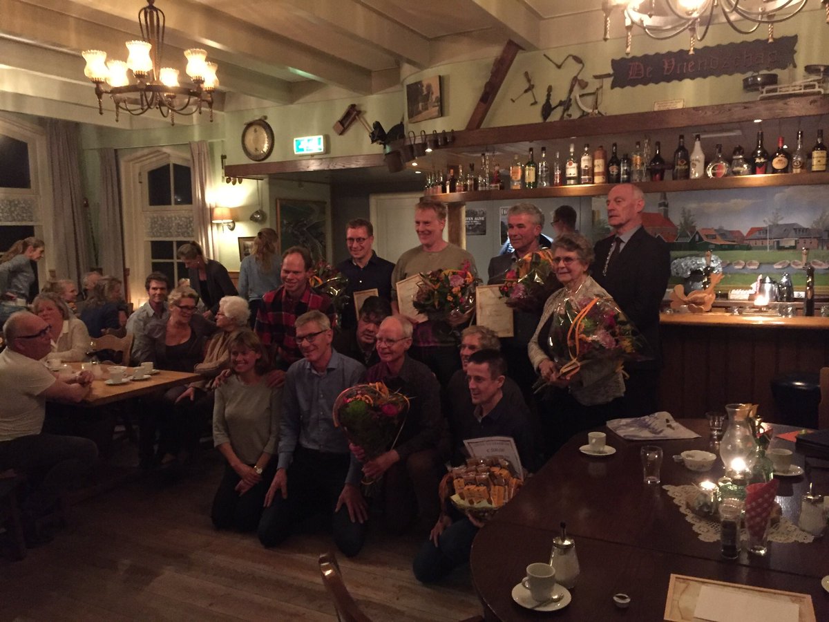 Slootenfonds onderscheidingen voor vrijwilligers Schermer dorpen uitgereikt door <a href="/JanNagengast/">Jan Nagengast</a> in cafe De Vriendschap. IJsclub Driehuizen is vereniging van het jaar 2017! Al 113 jaar een bindende factor in het dorp