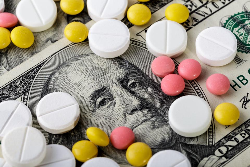 peterubel's tweet photo. Politicians and insurance companies haven't done much to bring down high drug prices. But there's something employers can do: https://t.co/NxRGFpsT8s #referencepricing #financialtoxicity #pricetransparency @forbeshealth https://t.co/UclLvHomIJ