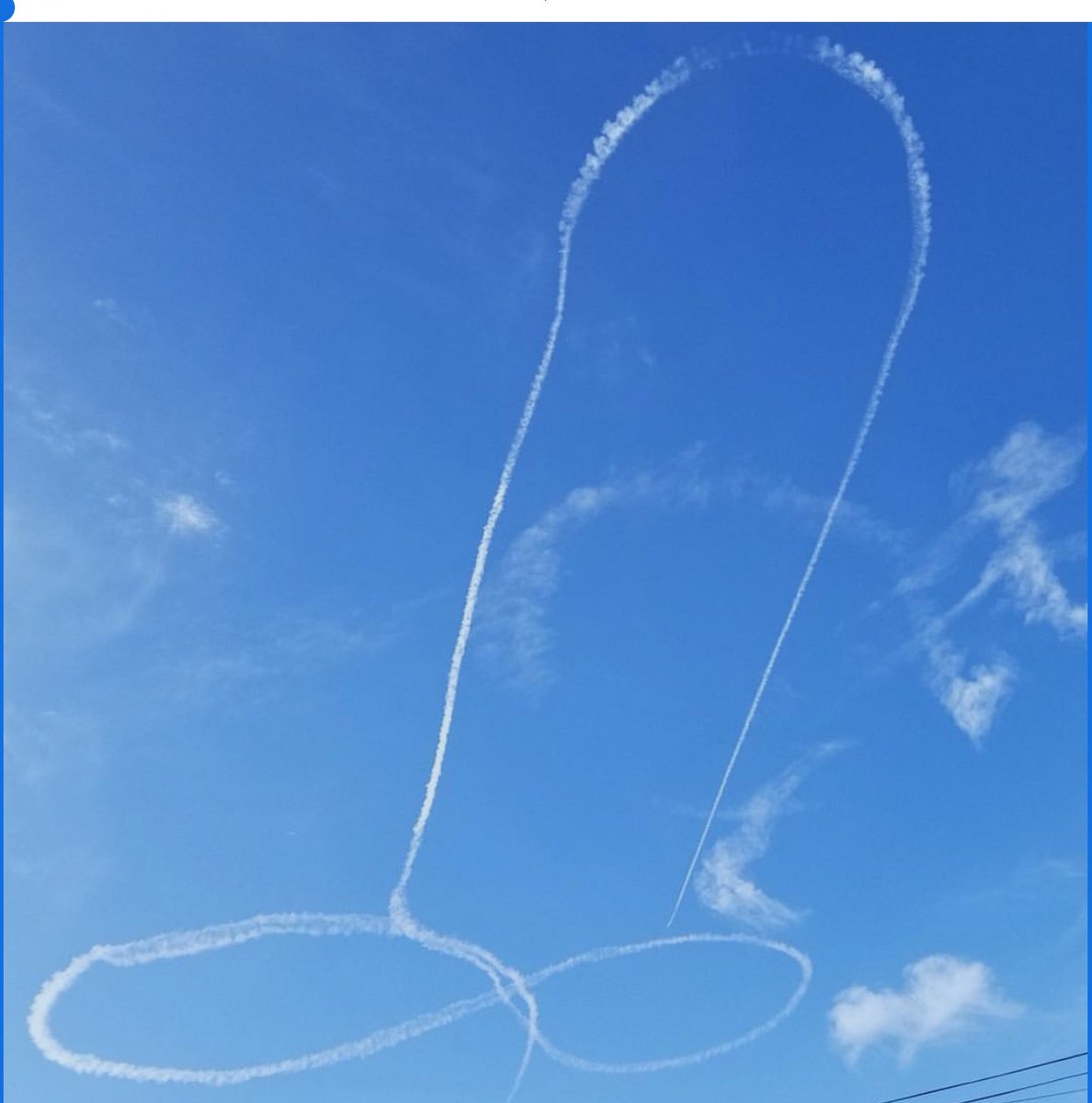 LesNews's tweet photo. La Navy américaine s'excuse après qu'un pilote ait dessiné un penis avec son avion dans le ciel via @adamrg https://t.co/C5IWwfWFlY