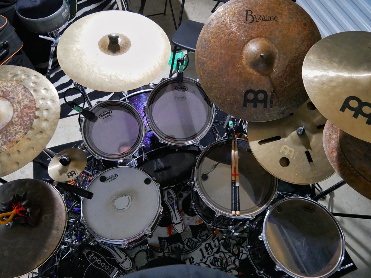 My attempt at remembering to tweet:
Here’s my sexy drum kit that will be with me in the studio soon!🙃 #newmusicsoon