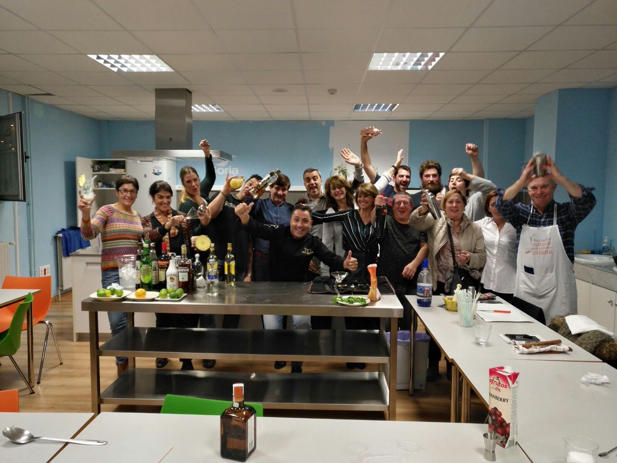 gastrosoria's tweet photo. Q fuerza, q entusiasmo, q ganas. Se nota q al maestro Oscar Lafuente le encanta su trabajo @hecansa @CocaCola #cocteleando en #Soria https://t.co/HIYfZyxy6o