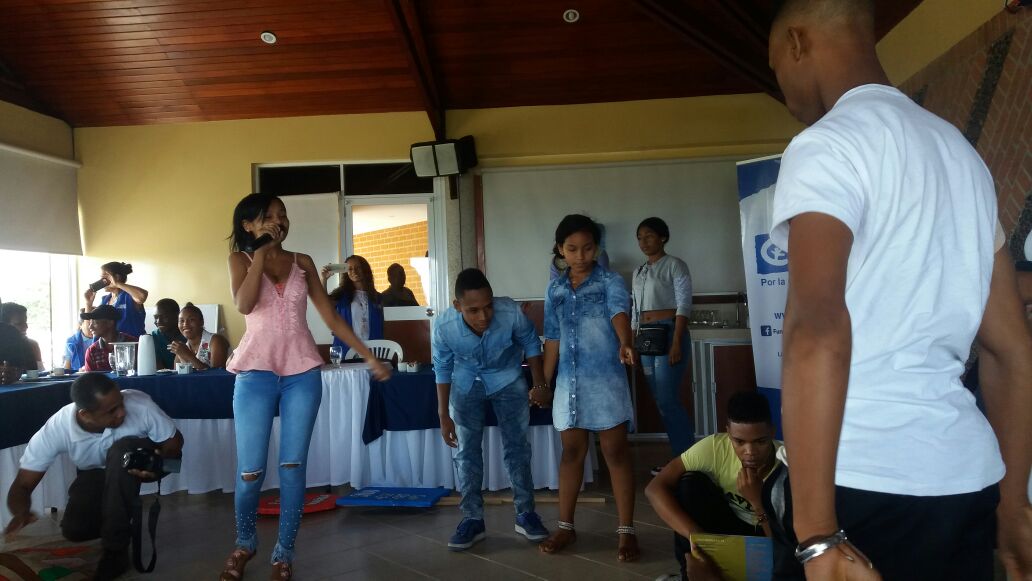 FundacionPlan's tweet photo. #ProyectoPLAN se realizó el conversatorio entre el embajador de Canadá y los jóvenes de proyectos apoyados por @CanadaColombia en Tumaco.
Se reconoce a los jóvenes en procesos que aporten al fortalecimiento de sus capacidades. @PlanCanada https://t.co/CWQiDC2hQX
