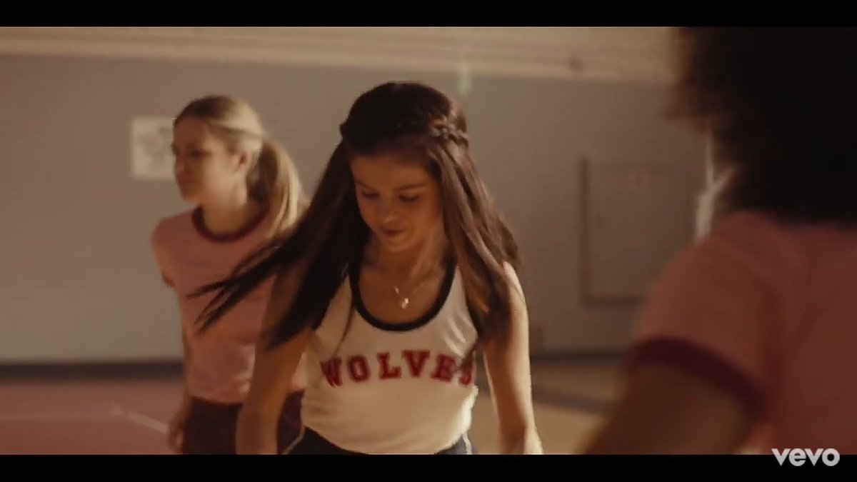 Arthur43976441's tweet photo. @forumpandlr Eu tava vendo o clipe de Bad Liar, e só agr percebi que tá escrito WOLVES na blusa será que ela deu spoiler e a gente nem percebeu? https://t.co/Dhnm9JQlW7