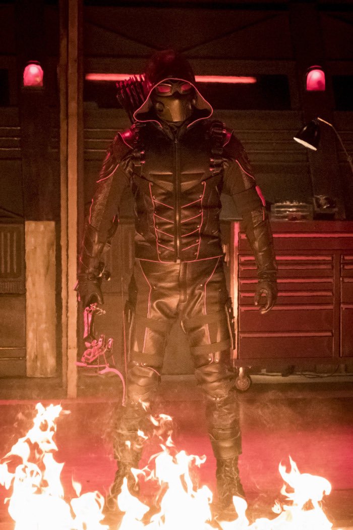 StarlingCityJ's tweet photo. And some #Arrow part of the crossover pics too 😁🙌 Felicity with Oliver’s jacket 😍 Green Arrow, Dark Arrow, #Supergirl, #TheFlash 💚🎯💚🎯 #Olicity https://t.co/XMLIaF7rVu