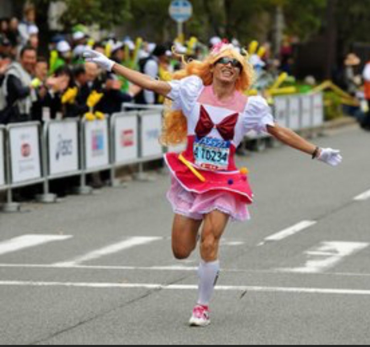 追記あり プリキュアのコスプレで走った選手 陸連から コスプレ禁止令 が出たため弱ペダのコスプレで出場 今年はスポーティーなウェアで走る と報道される 選手本人 スポーツウェアを身に着けているだけ Togetter