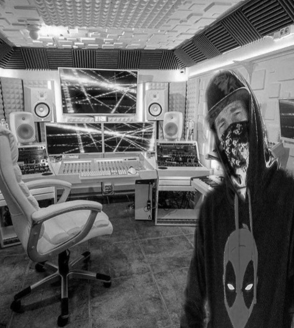 Dj_Sirkit's tweet photo. In the #StraightRidiculousStudio doing mixes and marketing.. New mix out tonight #FestivalRiot2 will be ft. on #ElectricVibesRadio Florida https://t.co/xzsnrm5RBM