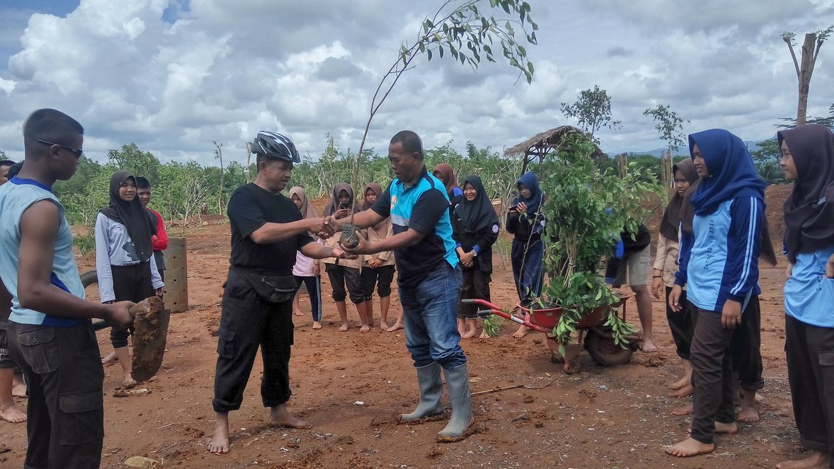 Penanaman pohon beringin oleh pecinta alam HASTAPALA SMK N8 #purworejo di <a href="/TpaJetis/">TPA JETIS LOANO</a> #jateng #jatenggayeng #genpi #jawatengahkeren