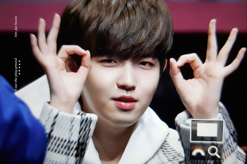 Rolling0527's tweet photo. 171118 핫트랙스 팬싸인회 #재환 #김재환 #워너원 #wannaone #jaehwan #kimjaehwan 사랑둥이야ㅠㅠㅠㅠ♥♥ https://t.co/AkaIMohCBC