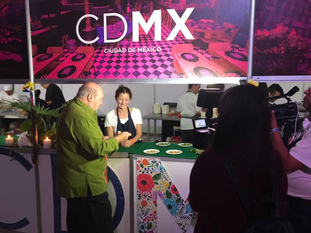 promocionCDMX's tweet photo. La gastronomía de nuestra #CDMX presente como ciudad invitada en el Encuentro Gastronómico "Comer, amar y contemplar" en #Holbox. #DisfrutaCDMX https://t.co/LcbX6f774S