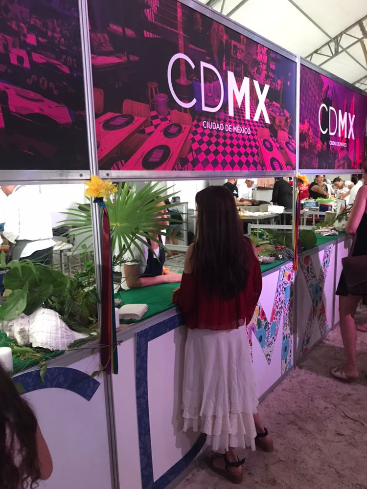 promocionCDMX's tweet photo. La gastronomía de nuestra #CDMX presente como ciudad invitada en el Encuentro Gastronómico "Comer, amar y contemplar" en #Holbox. #DisfrutaCDMX https://t.co/LcbX6f774S