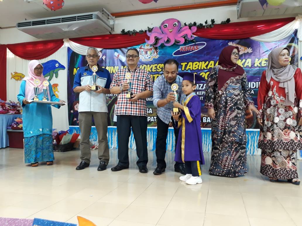 AmranLarut's tweet photo. Mewakili YB Dato Seri @dhzhamzah ke Majlis Konvokesyen Tadika2/Taska2 KEMAS DUN Bt Kurau https://t.co/2lxbL5Txiu