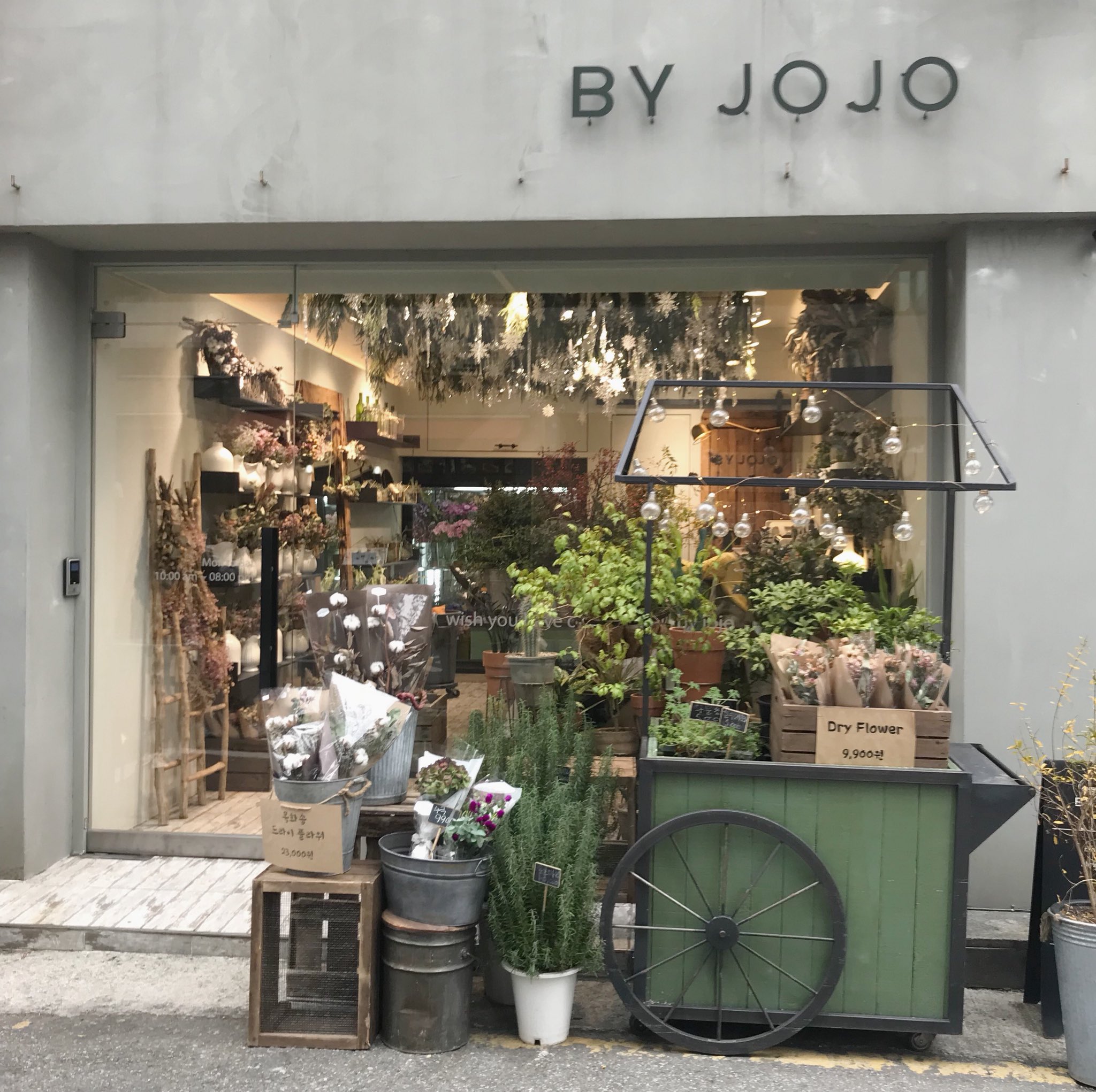 U Dresser Flower 韓国にはオシャレなお花屋さんが たくさんあります 彼氏が彼女に花束をプレゼントする 習慣があるからです 韓国 韓国旅行 韓国情報 韓国カップル ドライフラワー Flower 花束 T Co Rbh34wcdpa Twitter