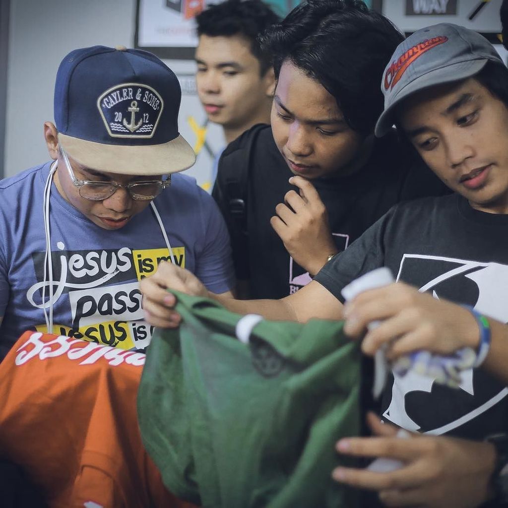 shareitralph's tweet photo. Gangsters checkin’ some stuff & OuterBox# #conceptstore #outerbox #risktakerboys #everydayphoto https://t.co/y6WbZ9Ilkh https://t.co/qBeJAICgBx