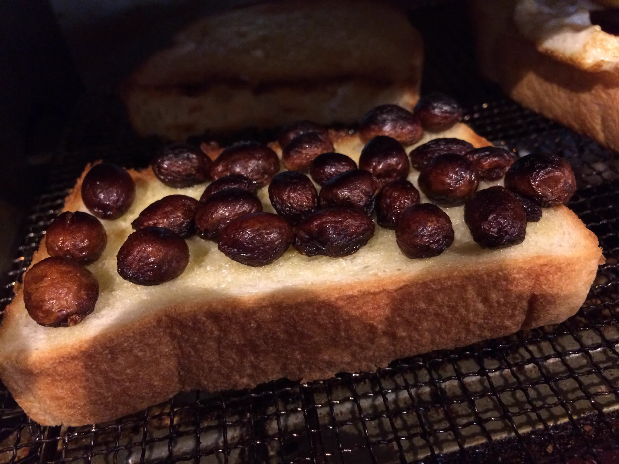 レーズントーストを作ろうと思ったら、レーズンが蘇ってしまったｗｗｗ