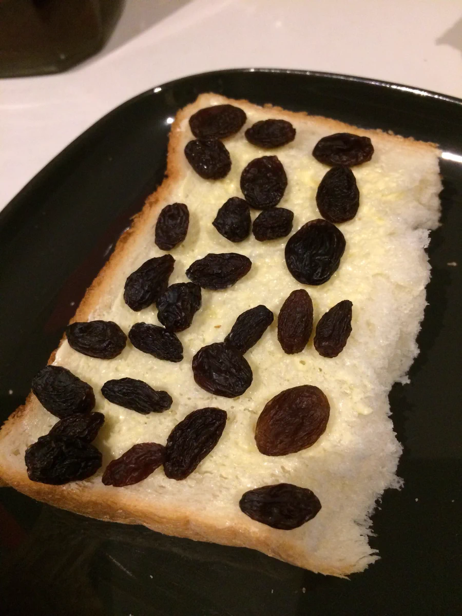 レーズントーストを作ろうと思ったら、レーズンが蘇ってしまったｗｗｗ