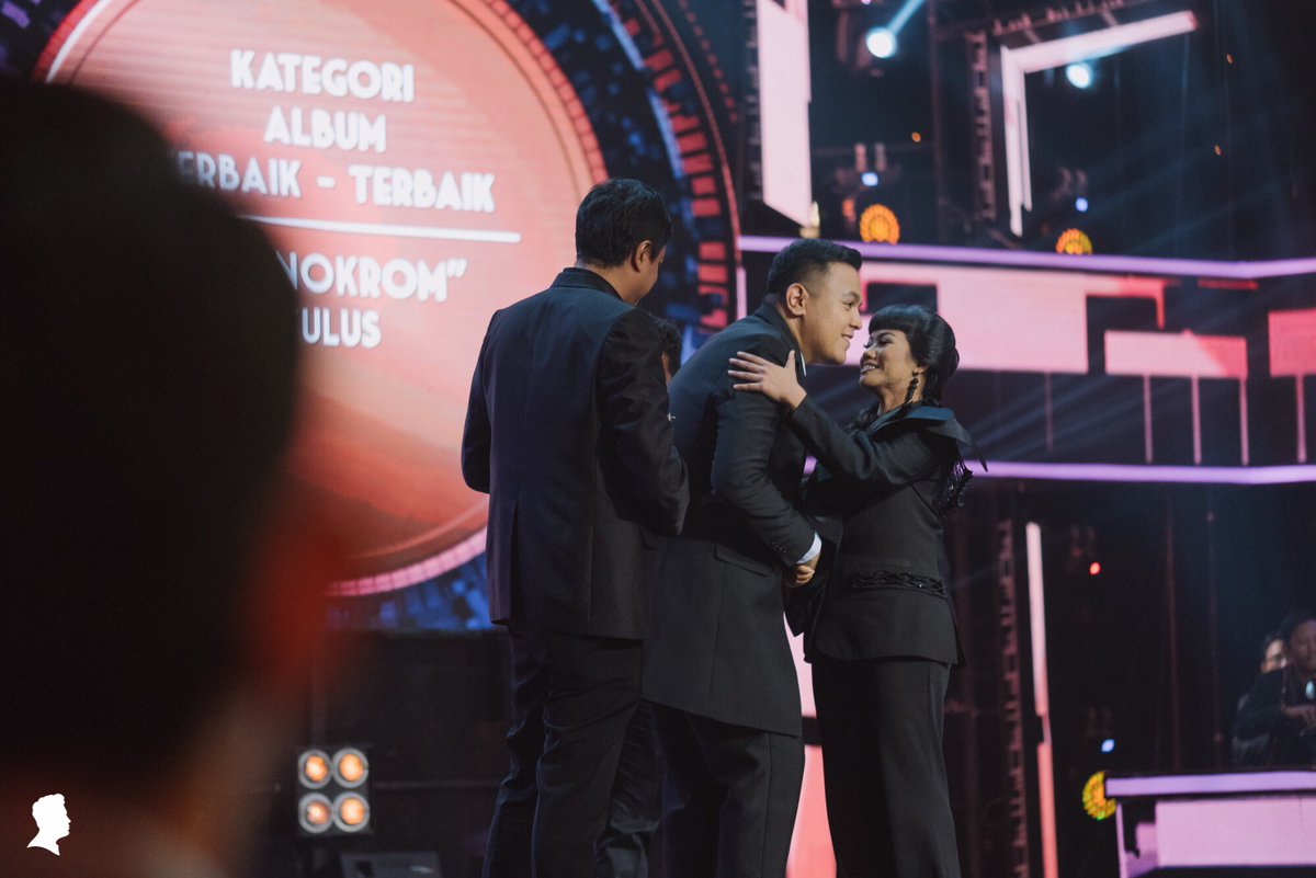 musiktulus's tweet photo. 16 November 2017, TULUS dan #AlbumMonokromTULUS membawa pulang 8 piala untuk 6 kategori di ajang penghargaan AMI Awards 2017.
Terima kasih @temantulus atas dukungannya.
Terima kasih @amiawards untuk apresiasinya.
#AMIAwards20 #MusikTanpaBatas #AMI20 #DokumentasiTULUS https://t.co/1ifbr3qH5z